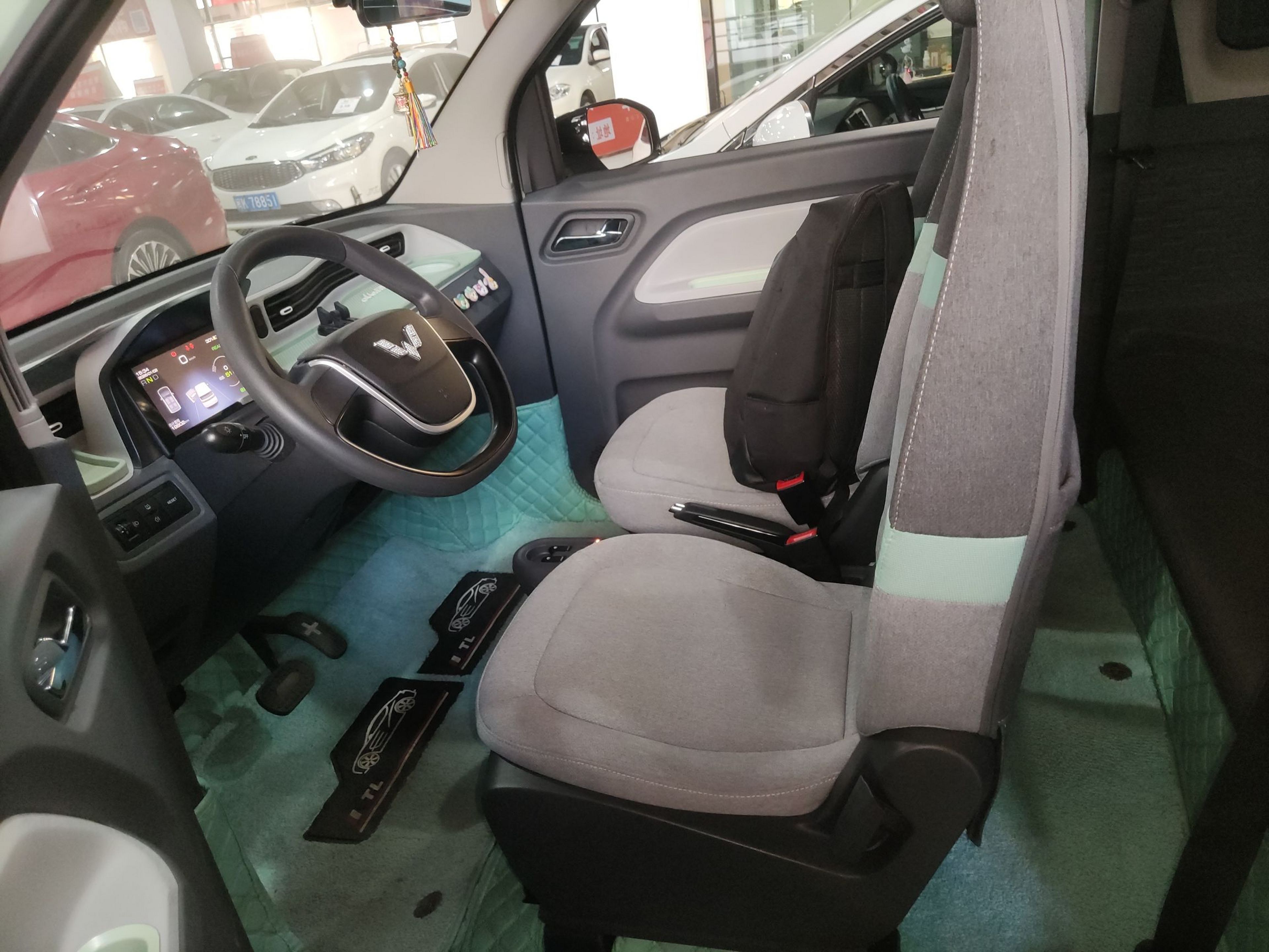 Переднее сиденье в автомобиле