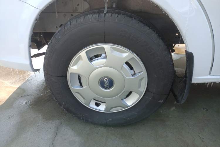 Used JMC Fushun 2025 2.0T 6MT Diesel Mid-Roof High-Arch Commercial Multi-Purpose 7-Seater Passenger Vehicle