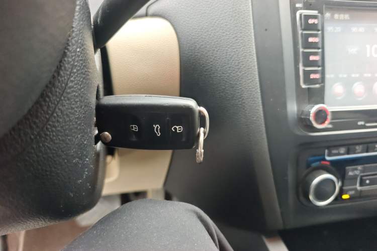 Used Volkswagen Sagitar 2014 Revised Version 1.4TSI Automatic Luxury Edition
