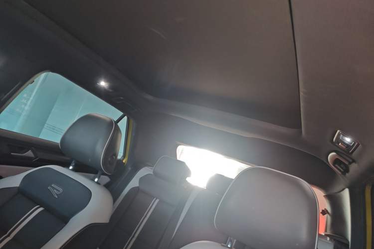 Used Volkswagen T-ROC 2023 300TSI DSG Two-Wheel Drive Starlight Edition
