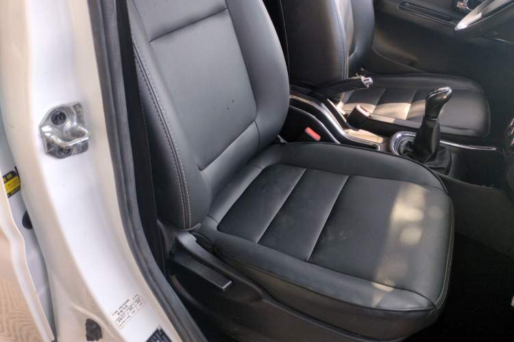 Used Jinbei Gold Hiace 2023 1.5L Passenger Van Travel Lion 9-Seater with Central Air Conditioning