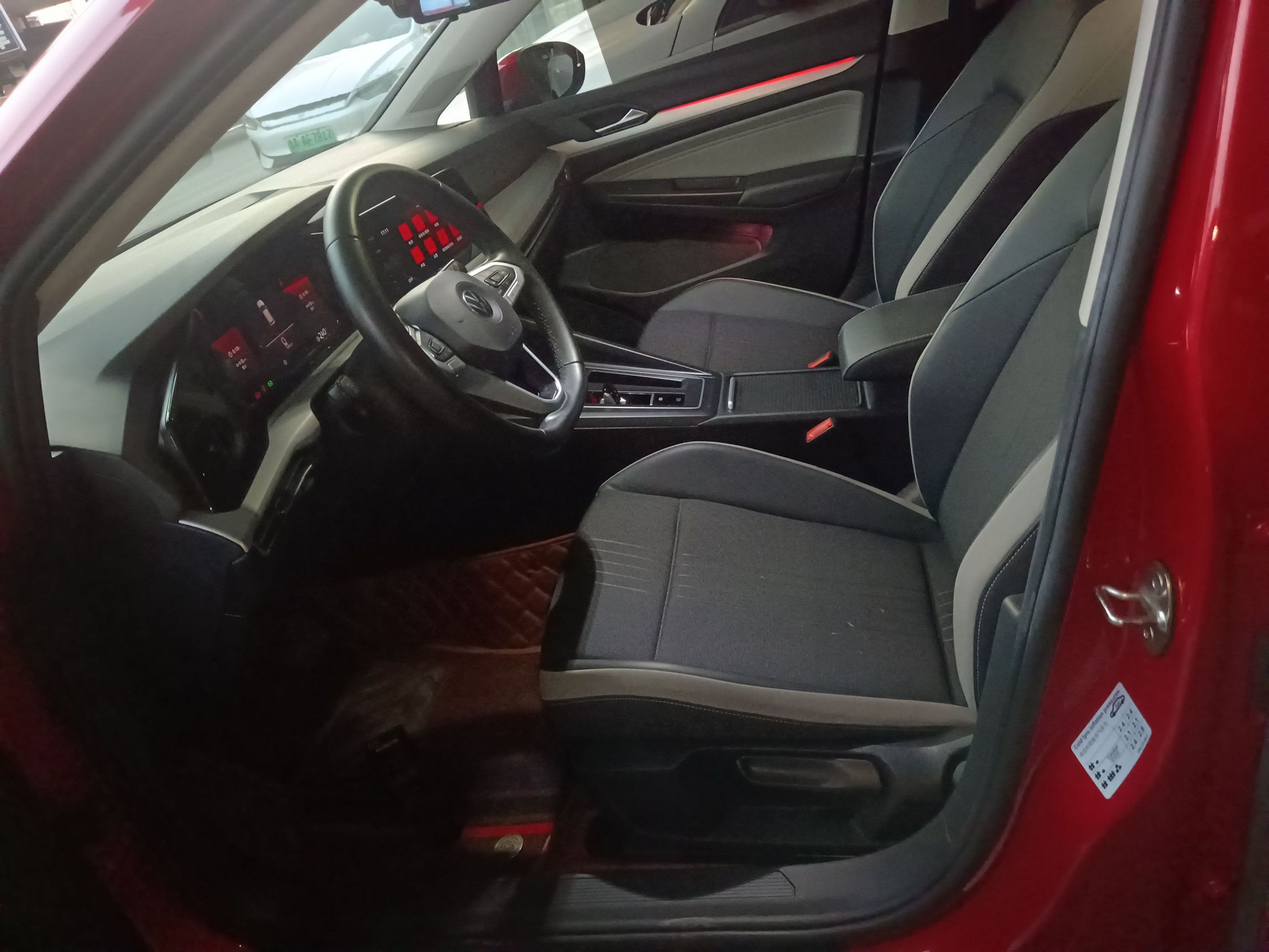 المقاعد الأمامية داخل السيارة