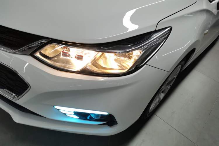 Used Chevrolet Cruze 2017 1.5L Hatchback Automatic Pioneer Sunroof Edition
