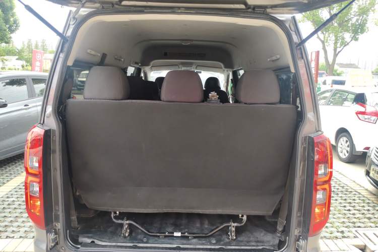 Used Jinbei Gold Hiace 2021 2.0L Passenger Van Engineering Lion Central Air Conditioning Version 9 Seats
