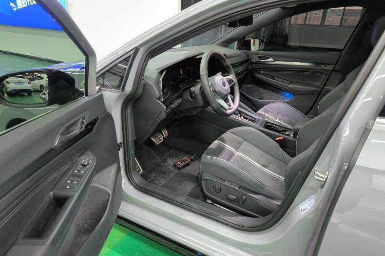 Used Volkswagen Golf 2023 Facelift 280TSI DSG R-Line Lite
