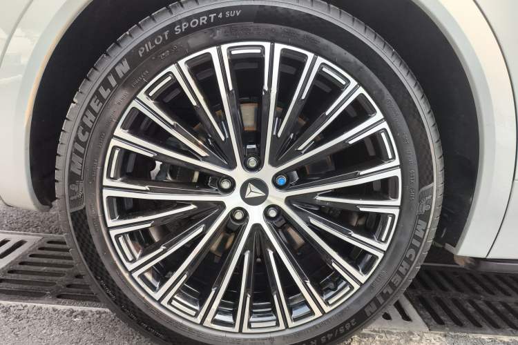 Used  S09 2025 Rear-Drive Ultra+
