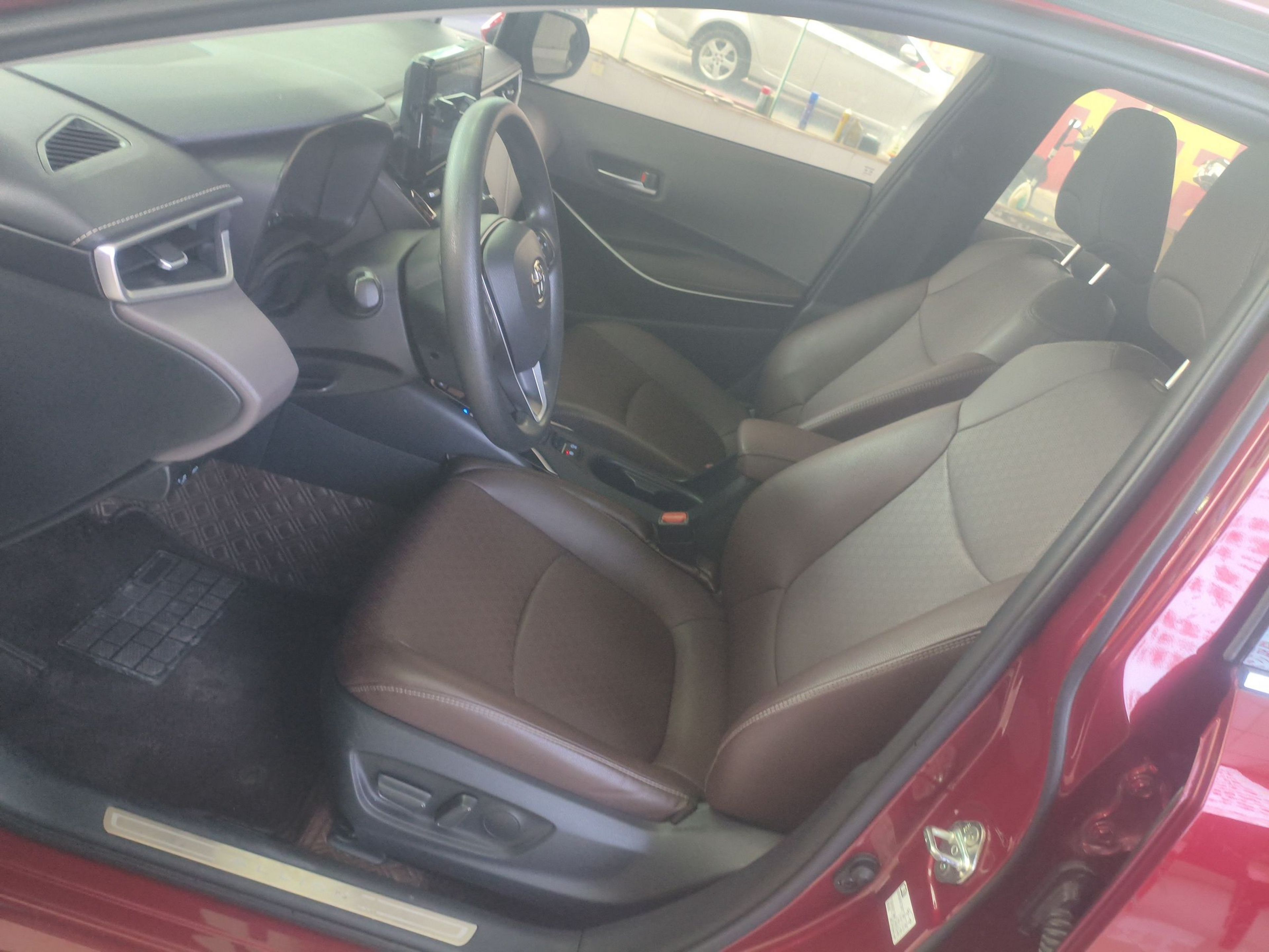 Переднее сиденье в автомобиле