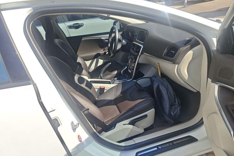 Used Volvo V40 2016 T3 Zhiyi Edition
