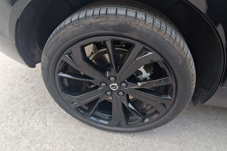 Used Volvo XC60 New Energy 2025 Plug-in Hybrid Long-Range All-Wheel Drive Zhiyuan Extreme Night Black Edition
