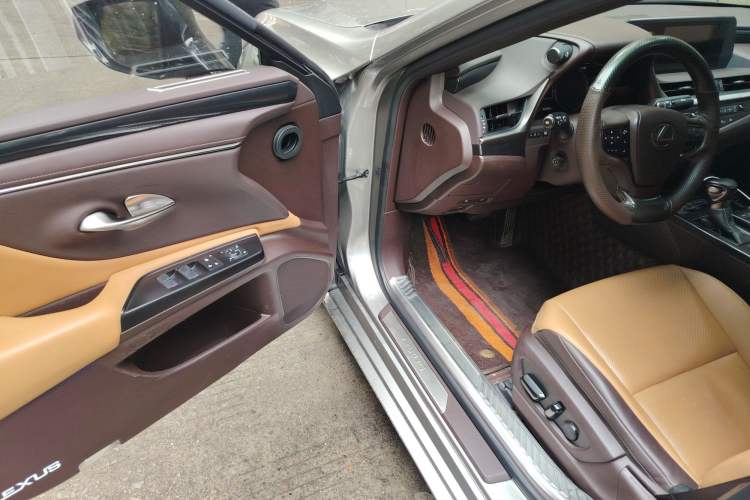 Used Lexus ES 2020 300h Premier Edition