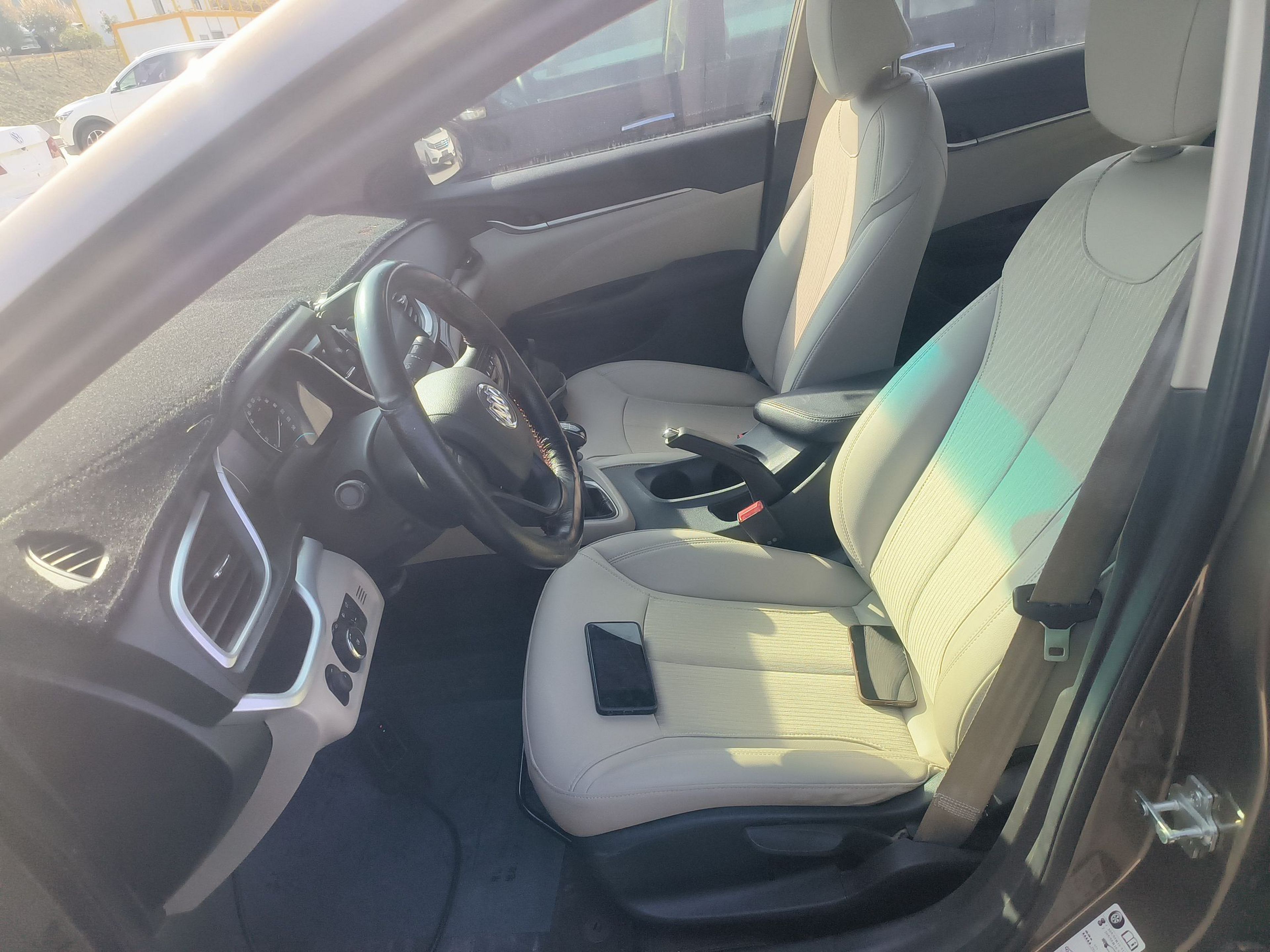 المقاعد الأمامية داخل السيارة