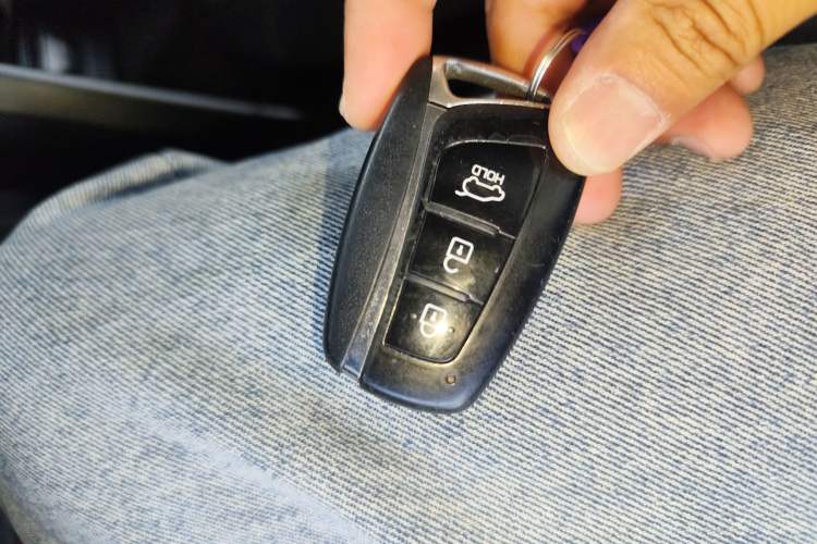 Used Hyundai Santa Fe 2015 2.4L Automatic Two-Wheel Drive Smart Version 5 Seats
