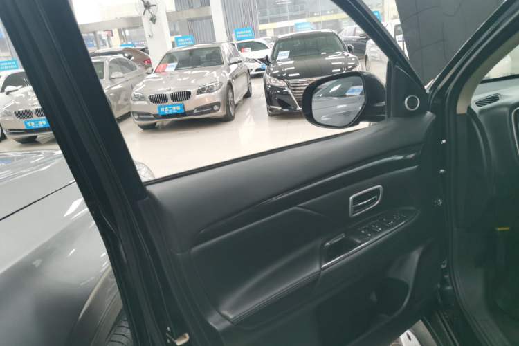 Used Mitsubishi Outlander 2018 2.0L Two-Wheel-Drive Jiale Edition 7-Seater
