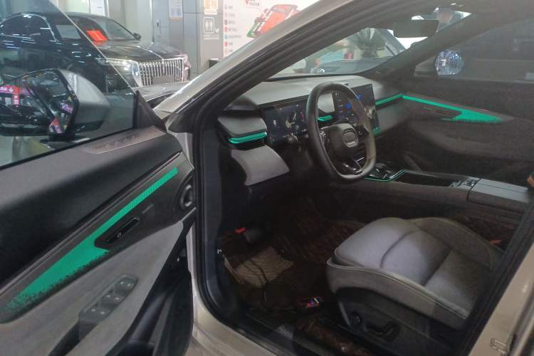 Used Lynk & Co 08 EM-P 2025 120km Long-Range Pro
