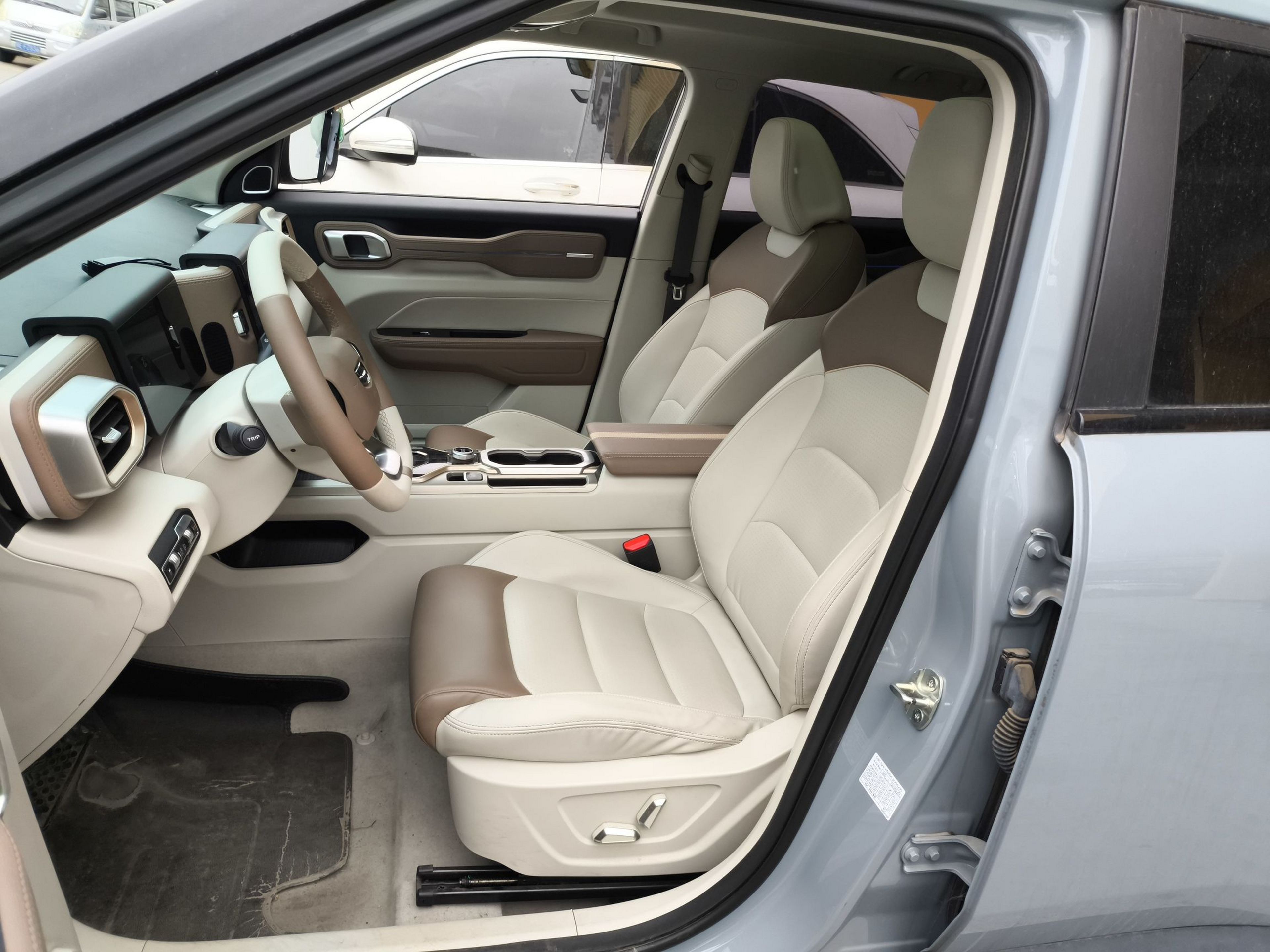 Переднее сиденье в автомобиле