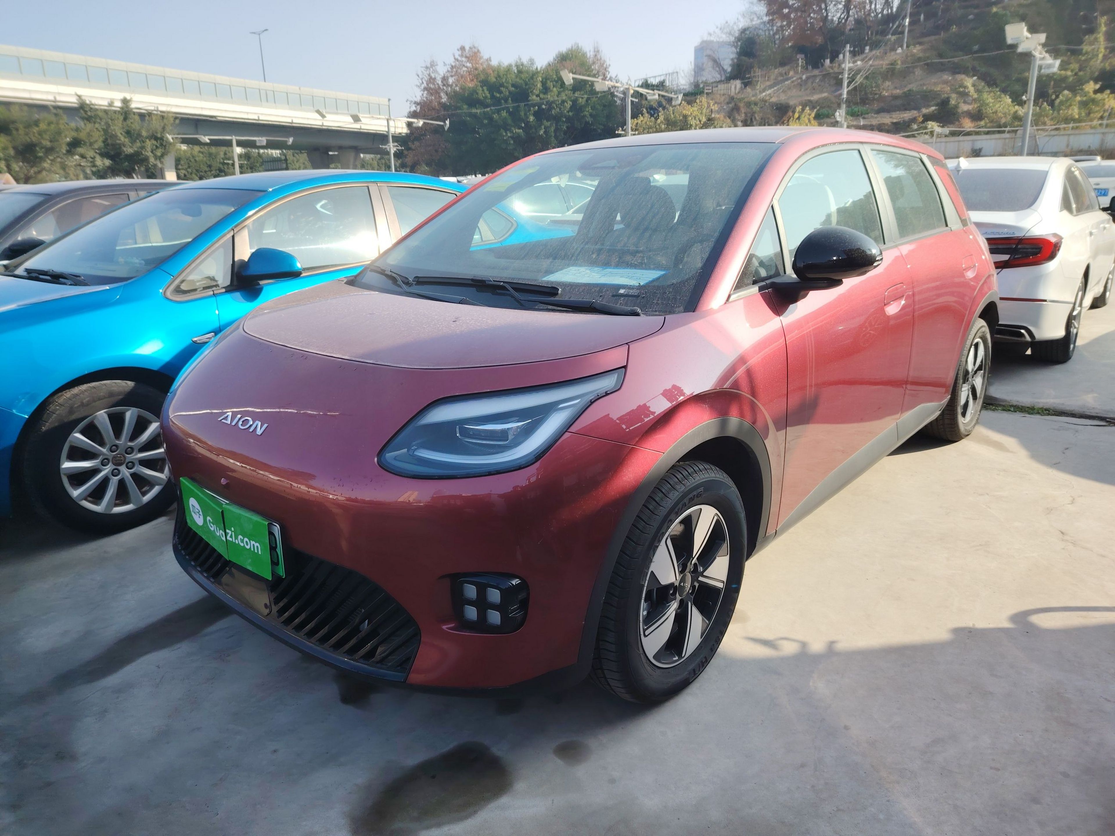 تحت مقدمة السيارة