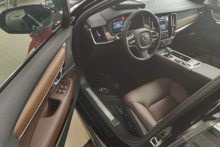 Used Volvo S90 New Energy 2025 Plug-in Hybrid Four-Wheel Drive Long-Range Zhiyi Luxury Edition
