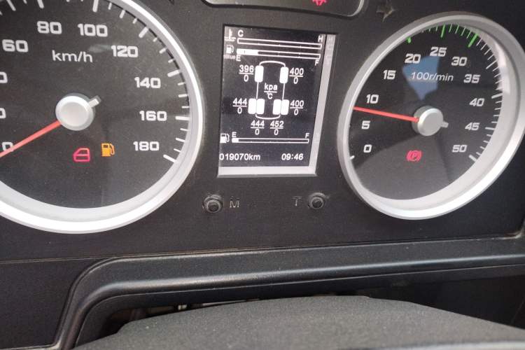 Used Iveco Daily 2021 2.5T A35 M1 Passenger Van 5-9 Seater Short Wheelbase Mid-Roof Design Dual Tires Side Sliding Door
