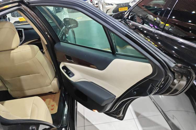 Used Toyota Crown 2015 2.0T Fashion Edition
