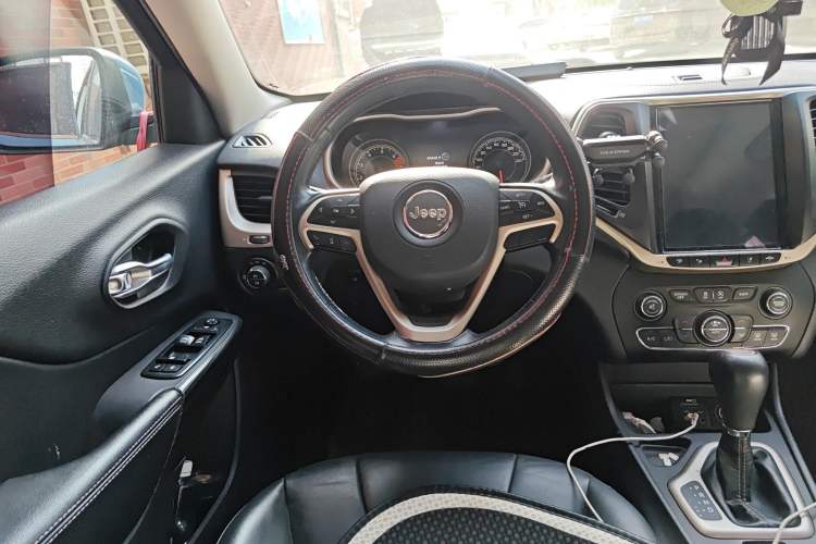 Used  Cherokee 2016 2.4L Leading Edition