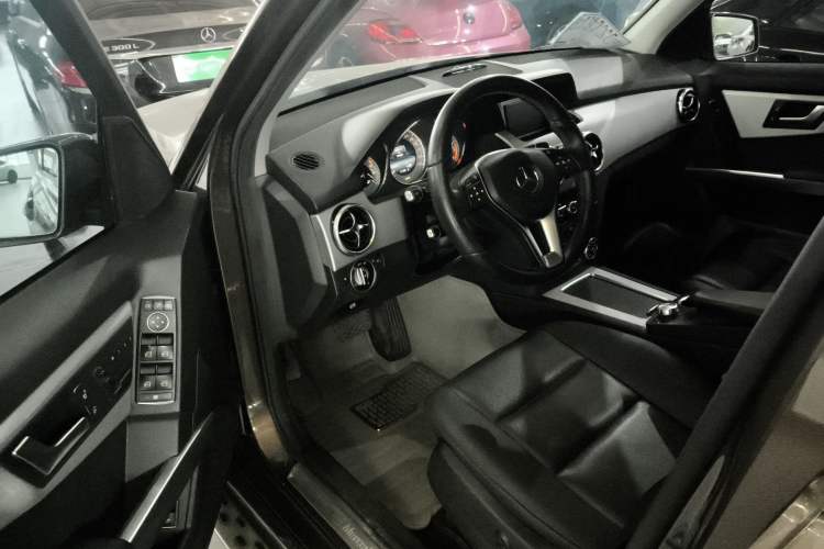 Used Mercedes-Benz GLK-Class 2013 GLK 300 4MATIC Dynamic Sunroof Model