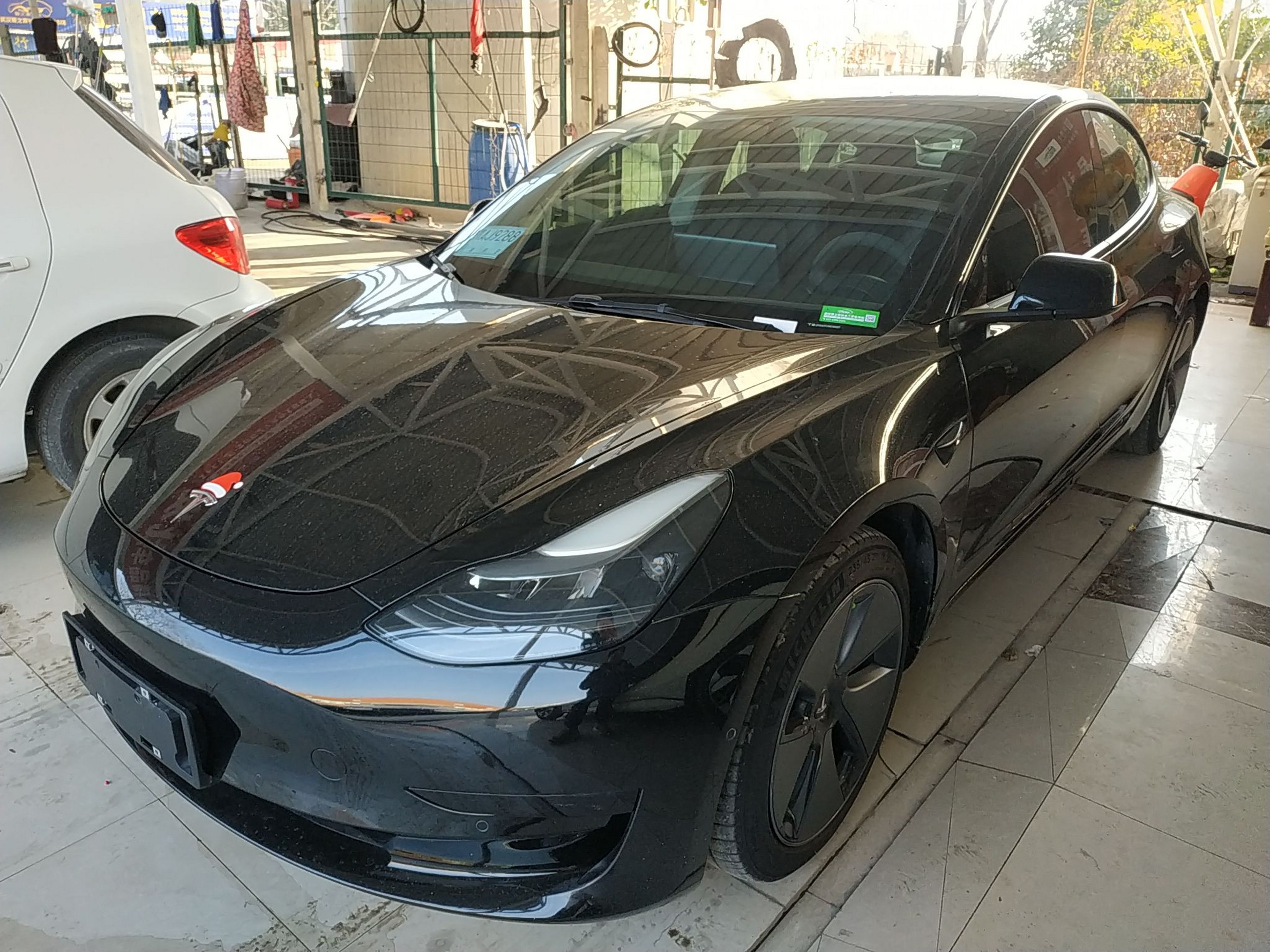 Под передней частью автомобиля