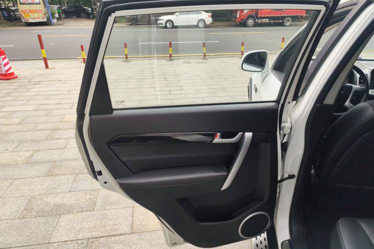 Used Chevrolet Captiva 2015 2.4L 4x4 Flagship Edition 7-Seater
