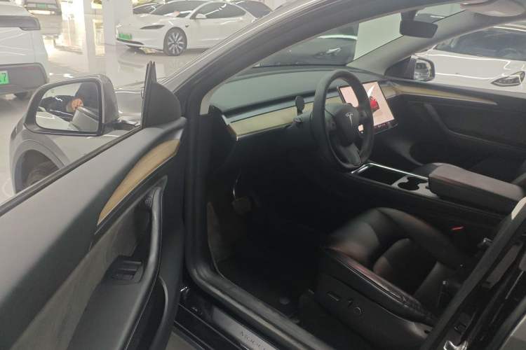 Used Tesla Model Y 2022 Long-Range All-Wheel-Drive Version