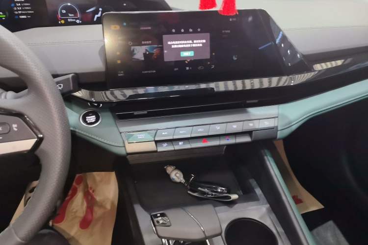 Used Changan UNI-V iDD 2024 Blue Whale Smart Electric iDD 136km ZhiKu Model
