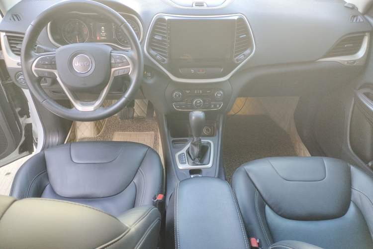 Used  Cherokee 2016 2.4L Leading Edition
