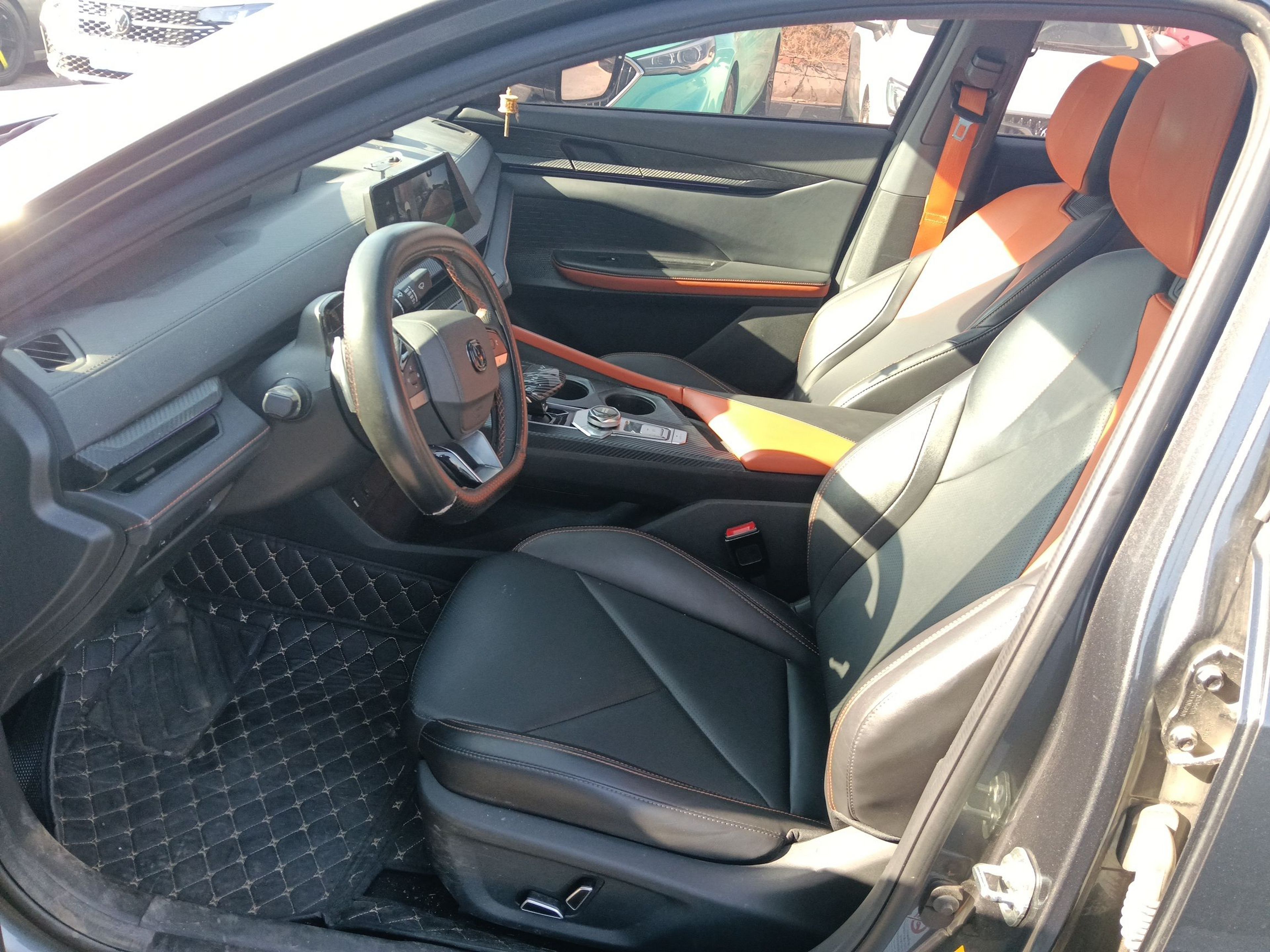 Переднее сиденье в автомобиле