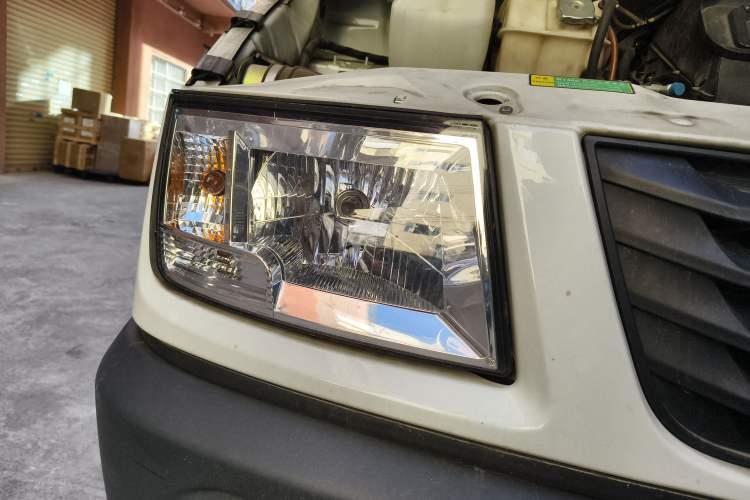 Used Iveco Daily 2021 2.5T A35 M1 Passenger Van 5-9 Seater Short Wheelbase Mid-Roof Design Dual Tires Side Sliding Door
