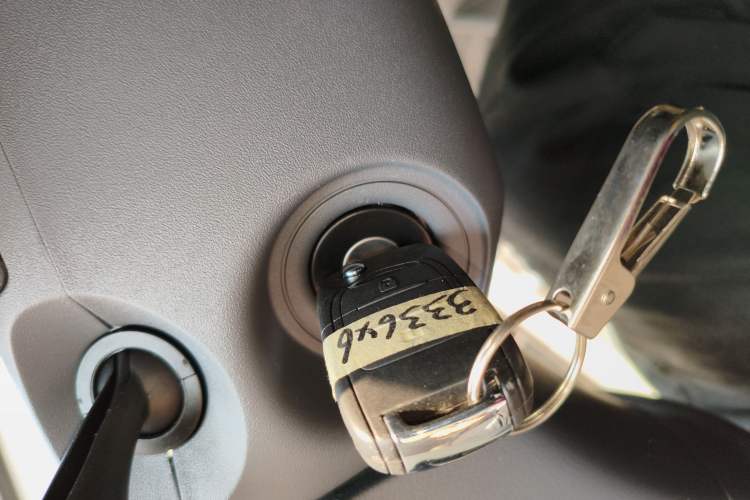 Used Wuling Yangguang 2024 300KM Comfort Version Passenger Van 75kW