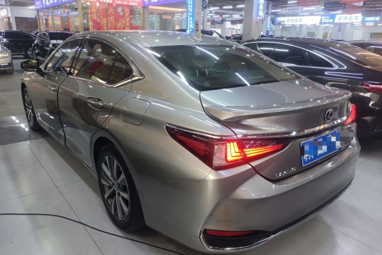 Used Lexus ES 2020 300h Premier Edition
