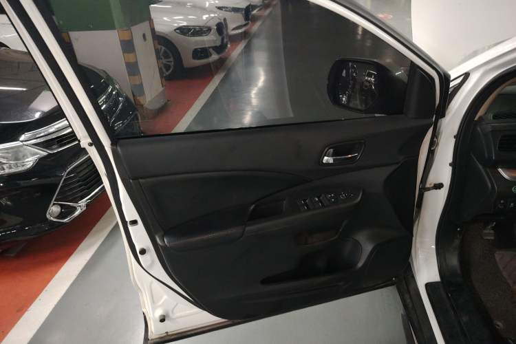 Used Honda CR-V 2015 2.0L two-wheel drive urban version
