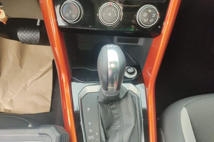 Used Volkswagen T-ROC 2018 280TSI DSG Two-Wheel Drive Advanced Version China V Emission Standard