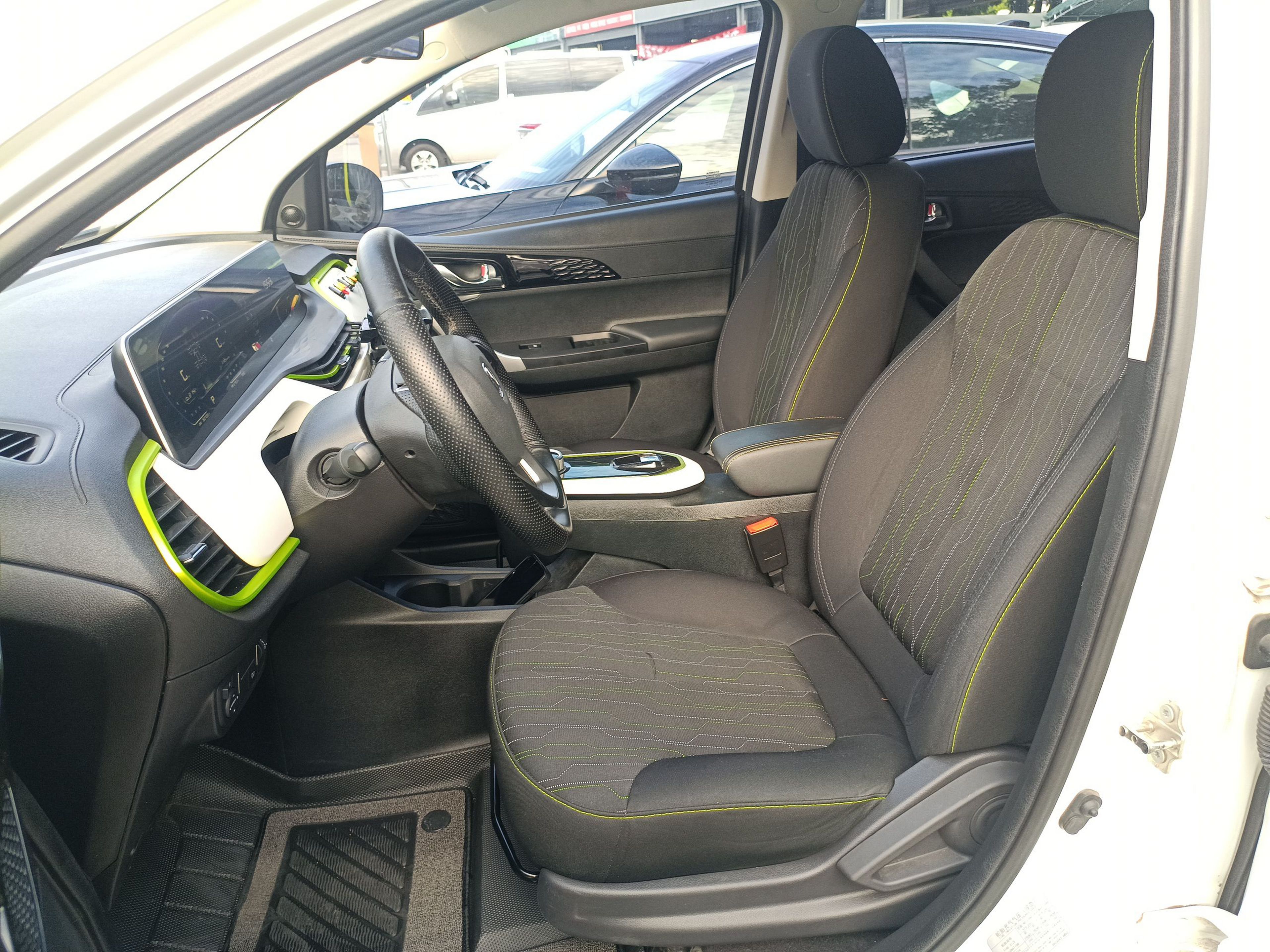 Переднее сиденье в автомобиле