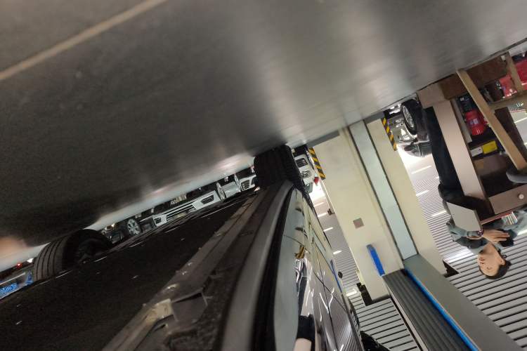 Used Zeekr 7X 2025 100 kWh Long-Range Rear-Wheel Drive with Intelligent Driving Features
