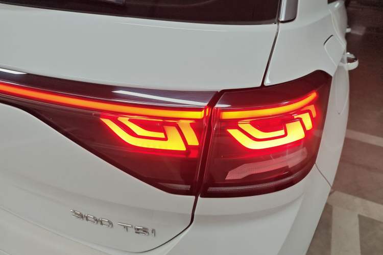 Used Volkswagen T-ROC 2023 300TSI DSG Two-Wheel-Drive Chen Guang Edition
