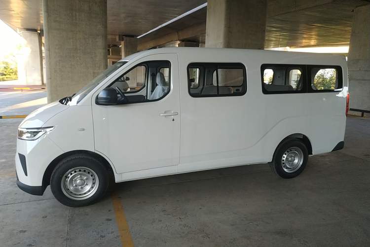 Used Wuling Yangguang 2024 300KM Comfort Version Passenger Van 75kW
