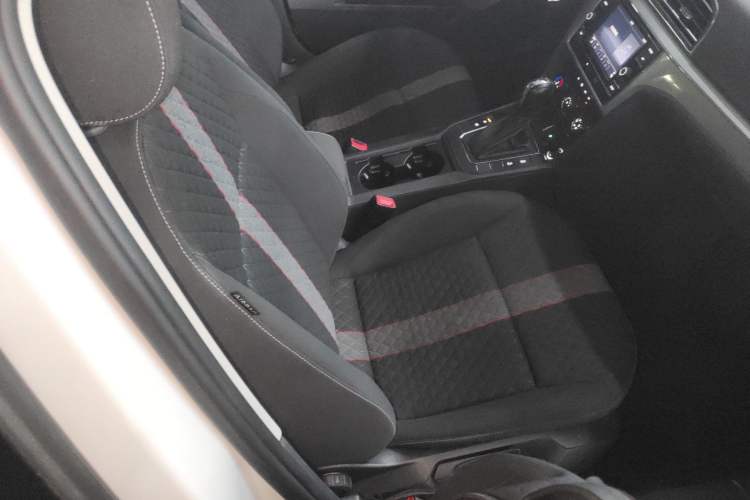 Used Volkswagen Lamando 2019 230TSI DSG Fashion Edition China VI
