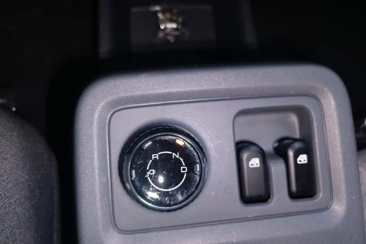 Used Wuling Yangguang 2024 300KM Comfort Version Passenger Van 75kW
