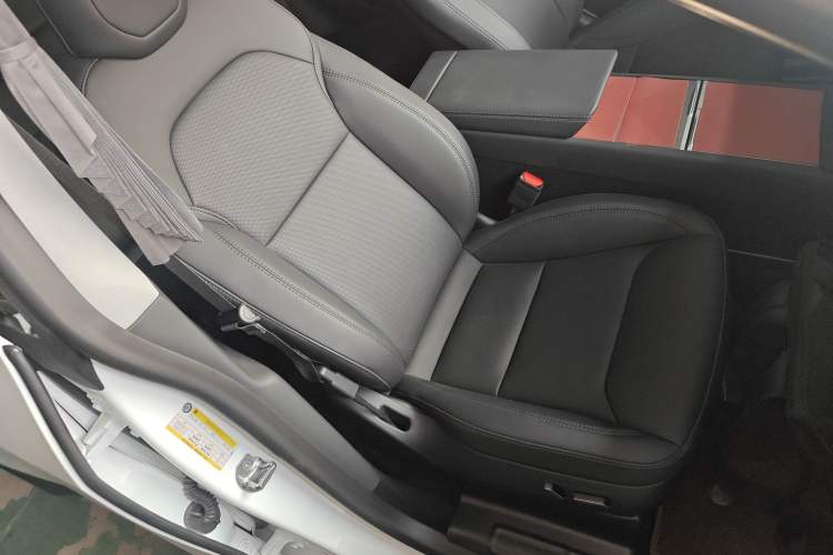 Used Tesla Model Y 2025 Rear-Wheel-Drive Version
