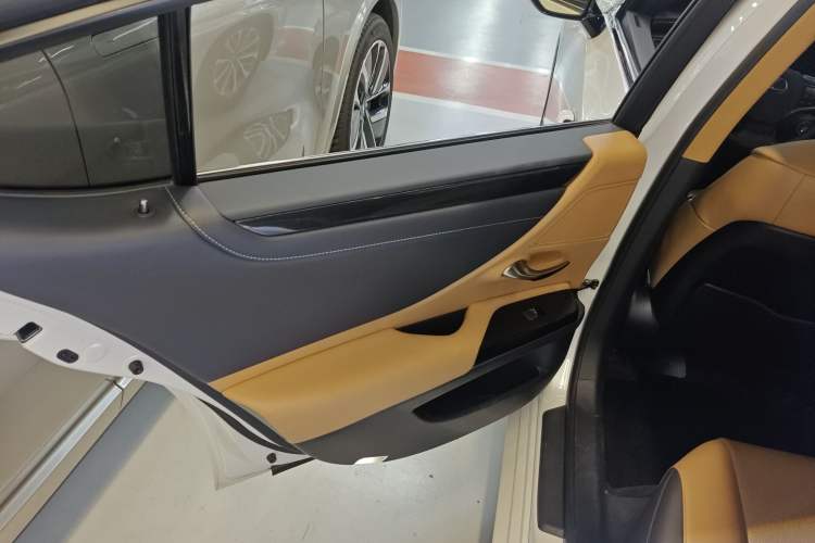 Used Lexus ES 2023 200 Excellence Edition
