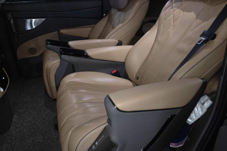 Used Denza D9 2022 DM-i 970 Four-Wheel Drive Prestige Model