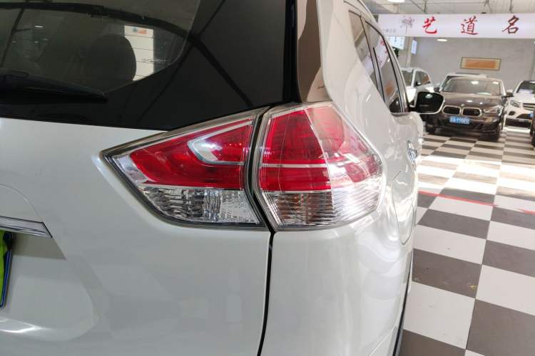 Used Nissan X-Trail 2014 2.5L CVT Leading Edition 4WD
