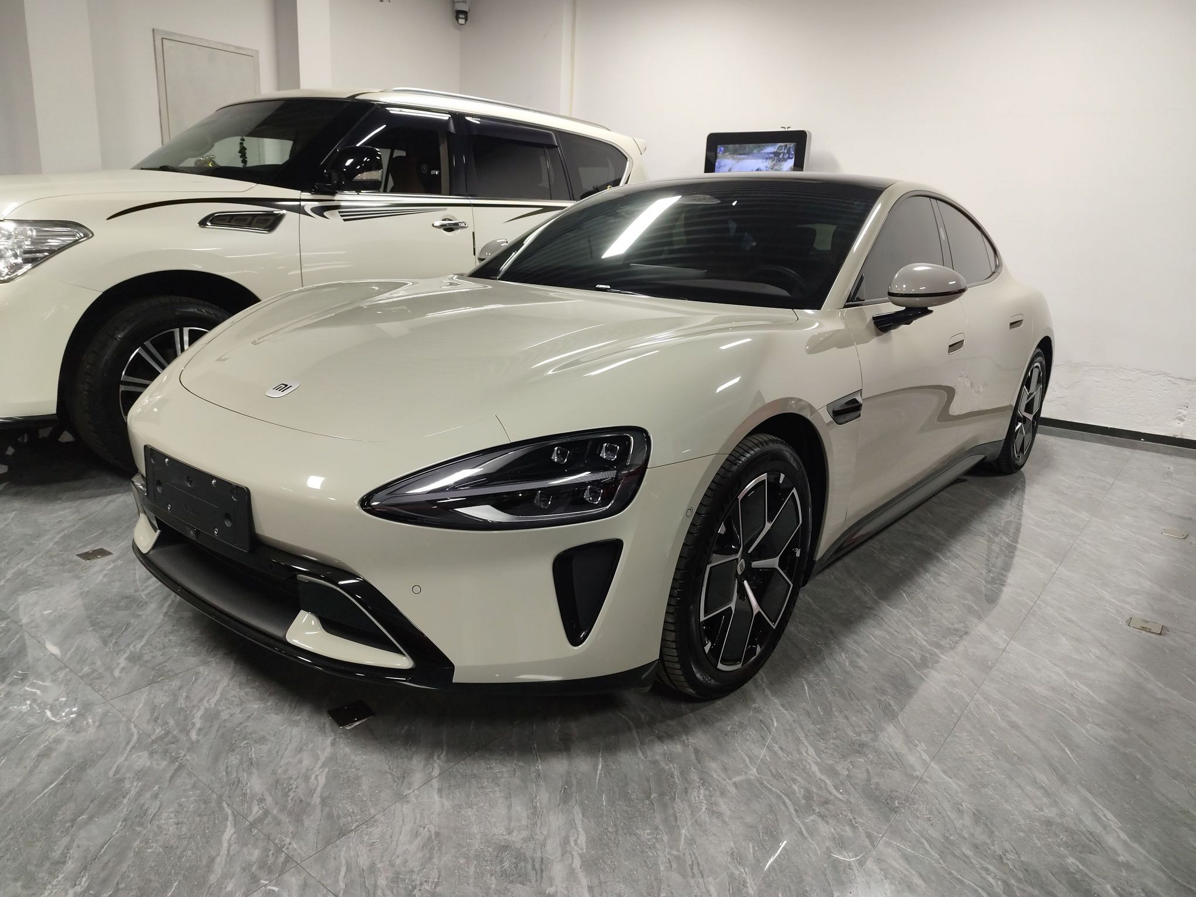 Под передней частью автомобиля