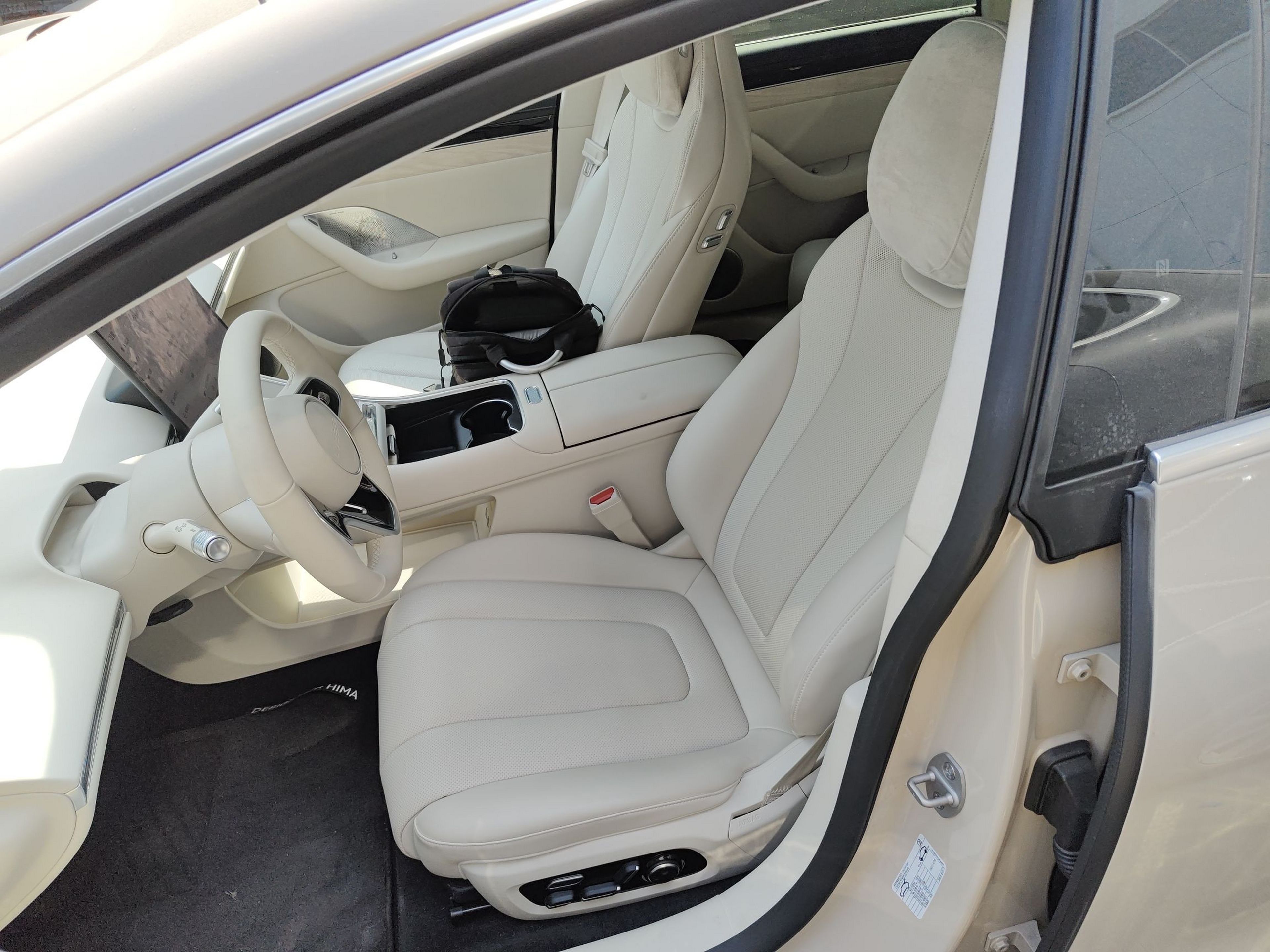 المقاعد الأمامية داخل السيارة