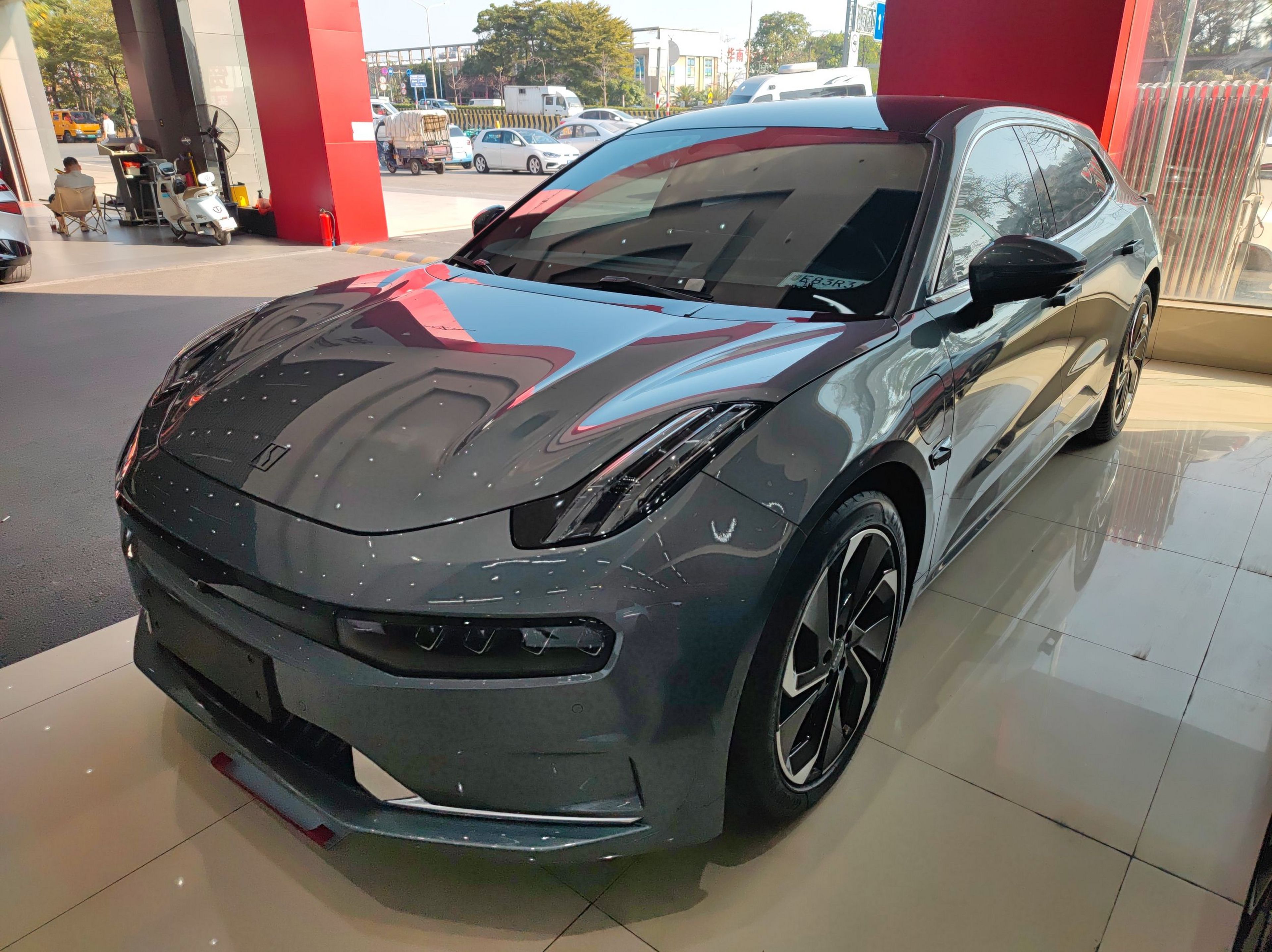 تحت مقدمة السيارة