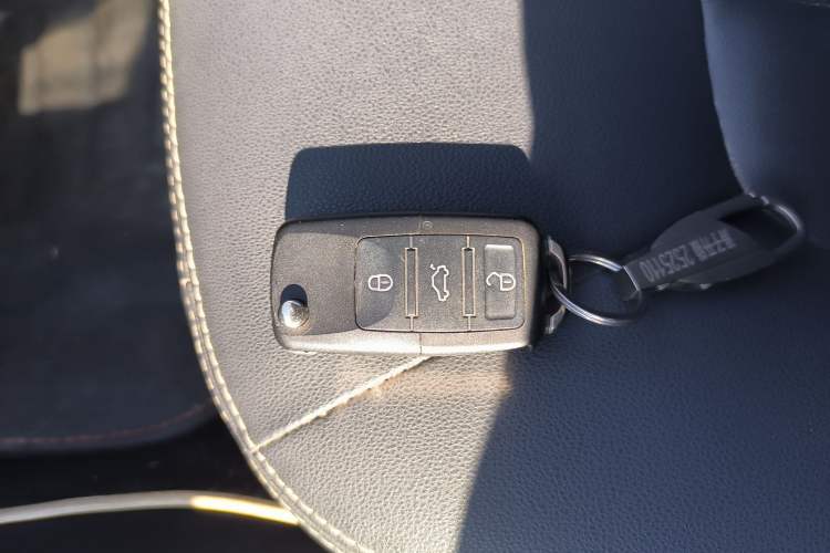 Used Dongfeng Ruichi 2021 2.4T Diesel Two-Wheel Drive Business Edition Long Cargo Bed YCY24165-61
